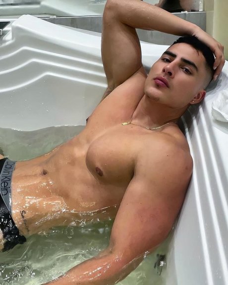 Naakte gelekte OnlyFans-foto van Ricardofar
