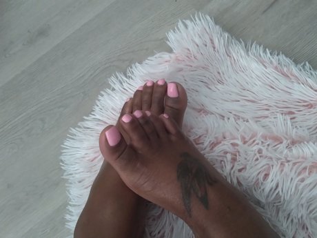 Naakte gelekte OnlyFans-foto van Sweet Ampamp Pink
