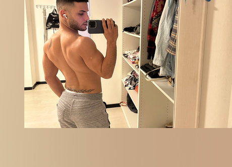 Naakte gelekte OnlyFans-foto van Rami