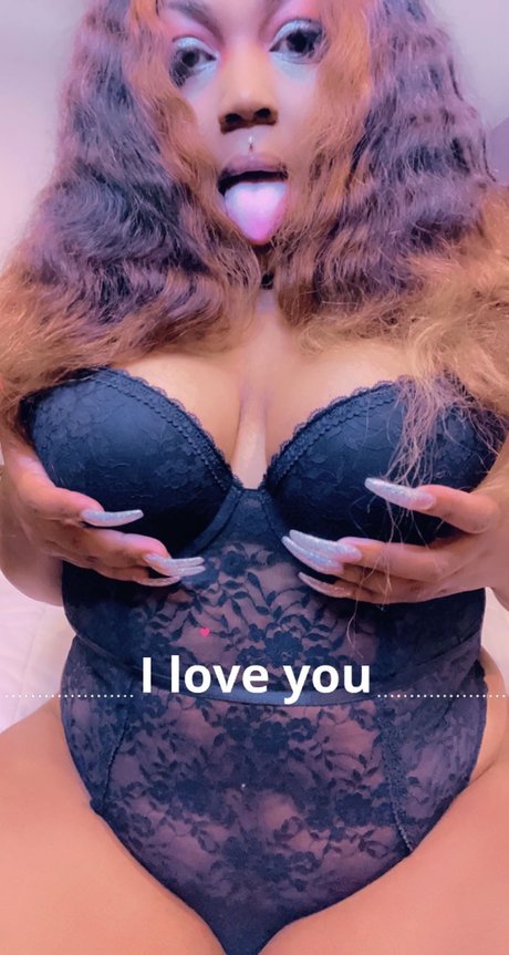 Naakte gelekte OnlyFans-foto van Rain Miller