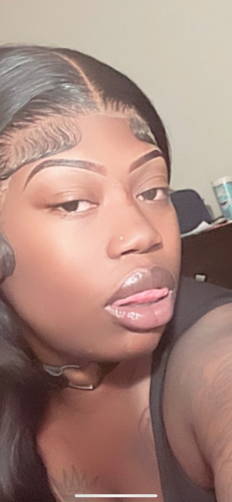 Naakte gelekte OnlyFans-foto van Seduces Lounge 