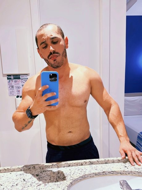 Naakte gelekte OnlyFans-foto van Rafael Mello