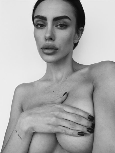 Naakte gelekte OnlyFans-foto van Alina Moretti