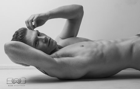 Naakte gelekte OnlyFans-foto van Marcshephard Free