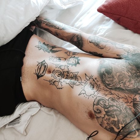 Naakte gelekte OnlyFans-foto van Mateo Vsquez Tattoo