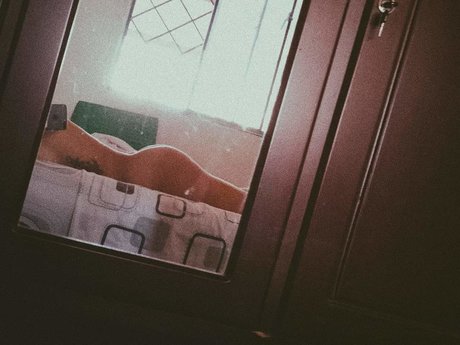 Naakte gelekte OnlyFans-foto van Manu 