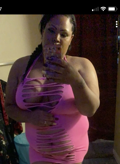 Naakte gelekte OnlyFans-foto van Nina Summers