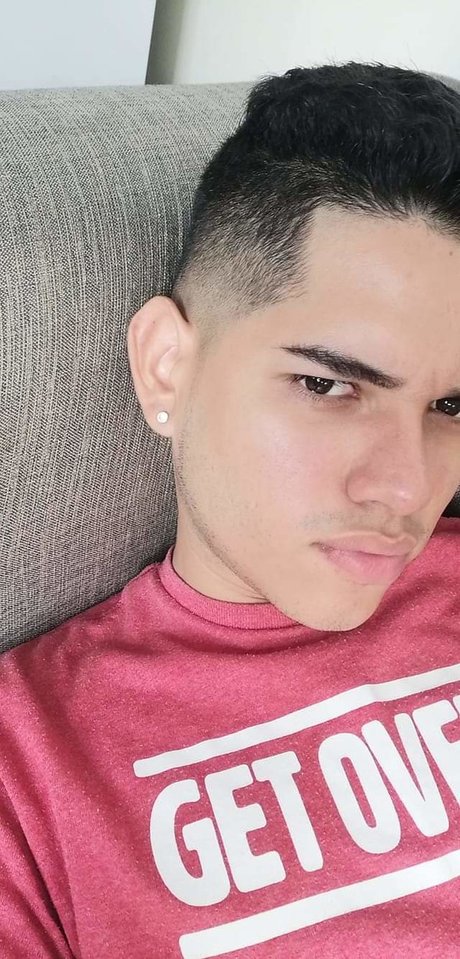 Naakte gelekte OnlyFans-foto van Isaac 20cm Latin Hottest Boy