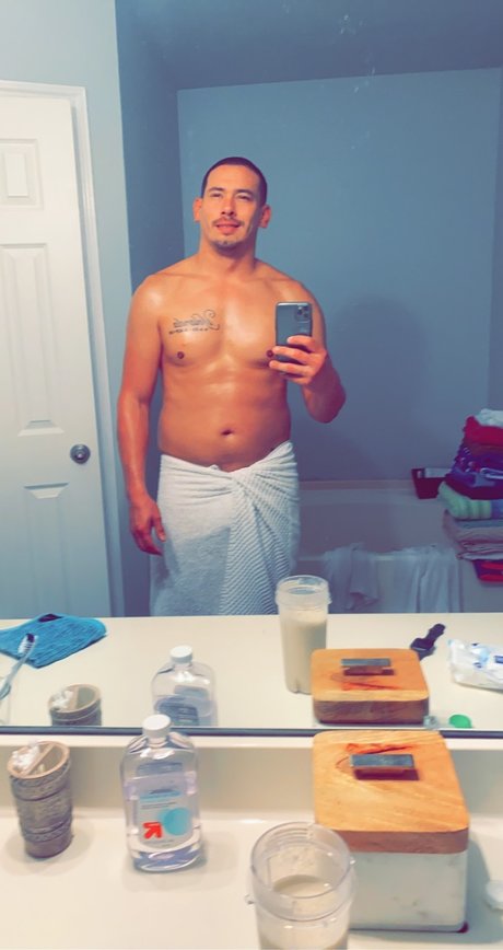 Naakte gelekte OnlyFans-foto van Roro210469