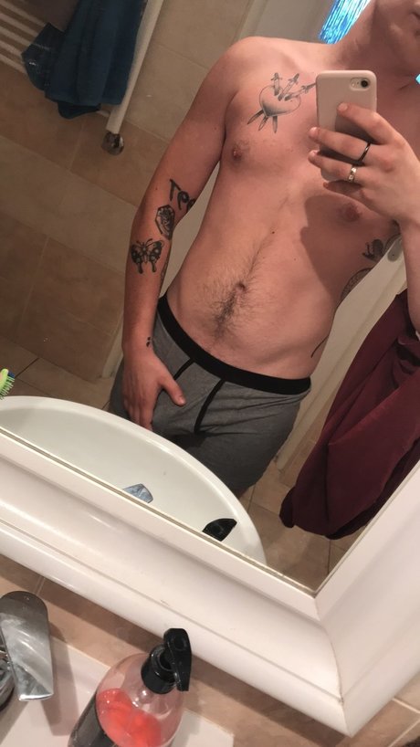 Naakte gelekte OnlyFans-foto van Ronnie Milbs