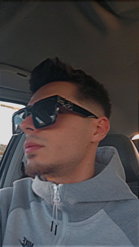 Naakte gelekte OnlyFans-foto van Romi