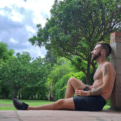 Naakte gelekte OnlyFans-foto van Rokingros