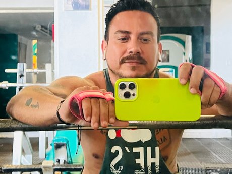 Naakte gelekte OnlyFans-foto van Roi Pineda