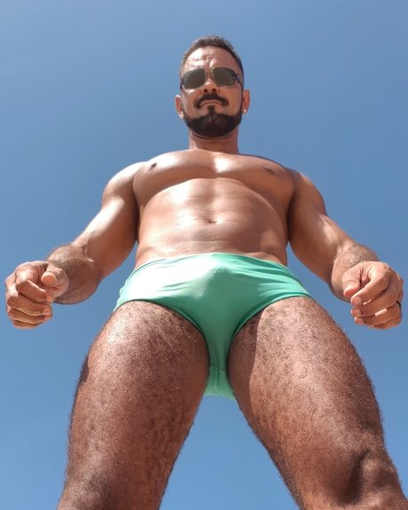 Naakte gelekte OnlyFans-foto van Roger Goncalves