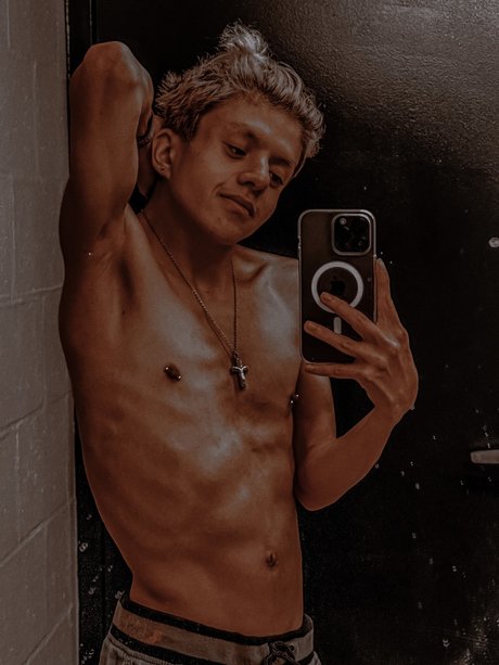 Naakte gelekte OnlyFans-foto van Robesthetic 