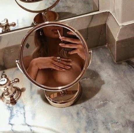 Naakte gelekte OnlyFans-foto van Martina333