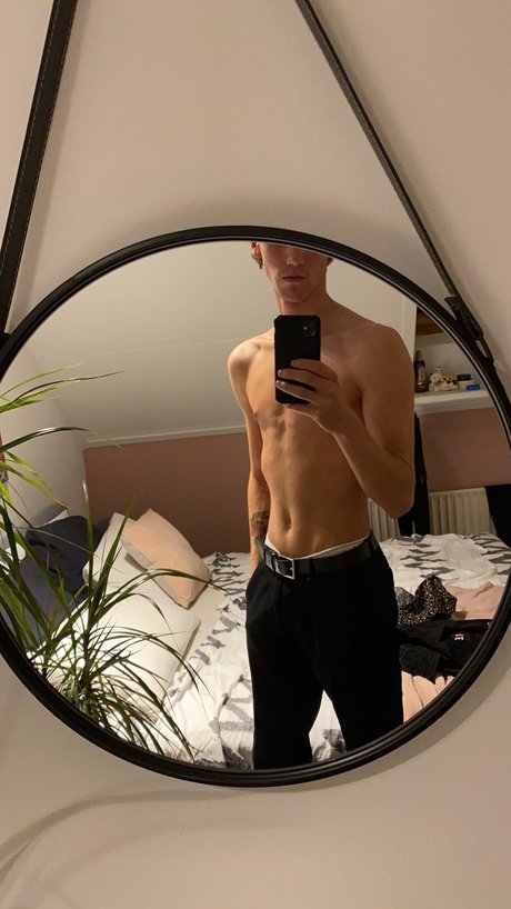 Naakte gelekte OnlyFans-foto van Martien Jackson