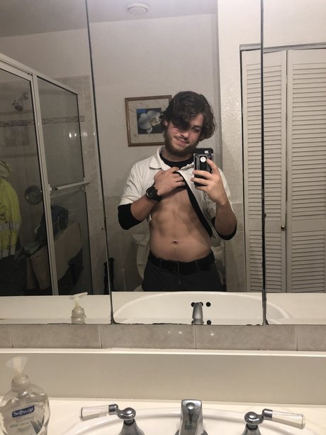 Naakte gelekte OnlyFans-foto van John Marshall