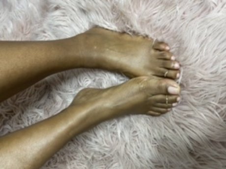 Naakte gelekte OnlyFans-foto van Marli Quinn Feet