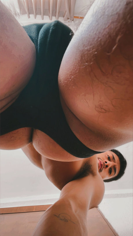 Naakte gelekte OnlyFans-foto van Mario Jurado