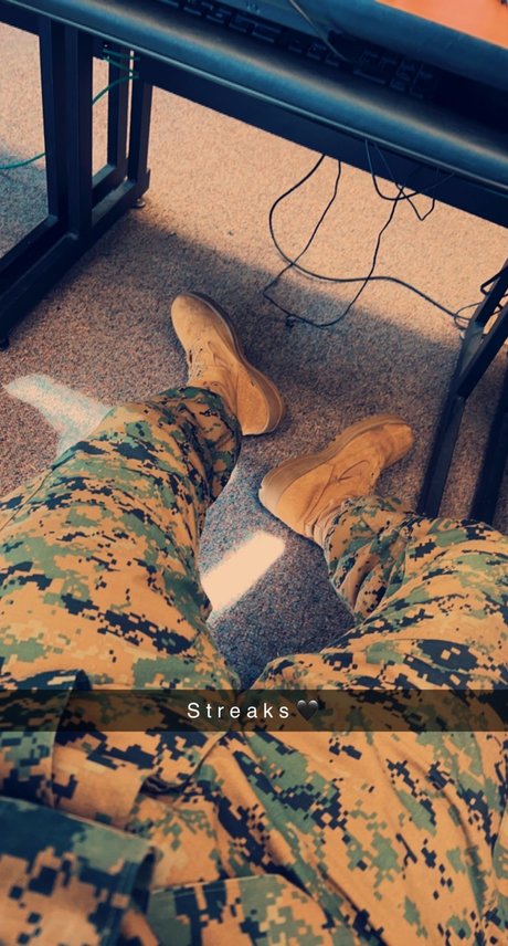 Naakte gelekte OnlyFans-foto van Yourmilitaryman