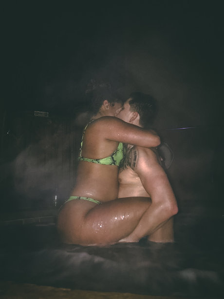 Naakte gelekte OnlyFans-foto van Angel  Monique