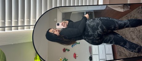 Naakte gelekte OnlyFans-foto van Mai