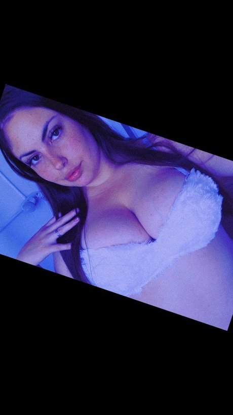 Naakte gelekte OnlyFans-foto van Mica