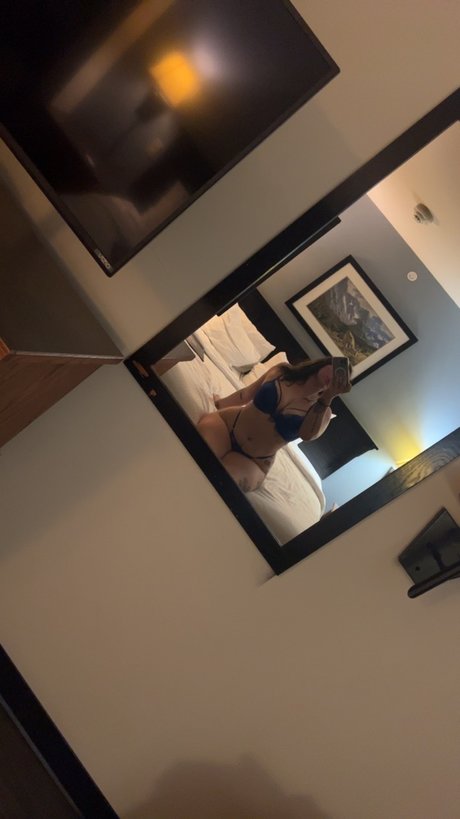 Naakte gelekte OnlyFans-foto van Baby Blue Viper
