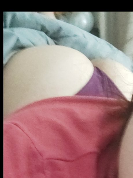 Naakte gelekte OnlyFans-foto van Babybad