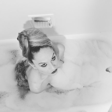 Naakte gelekte OnlyFans-foto van Sexy Sudsy Squeezes