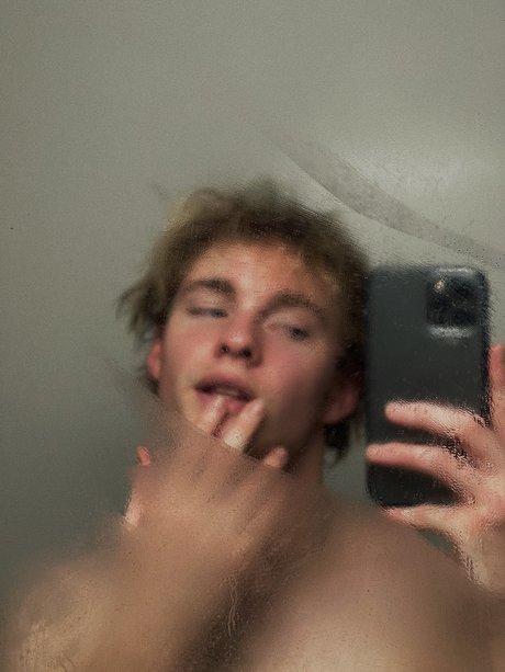 Naakte gelekte OnlyFans-foto van Max Givo 