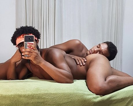 Naakte gelekte OnlyFans-foto van Max Ampamp Alef