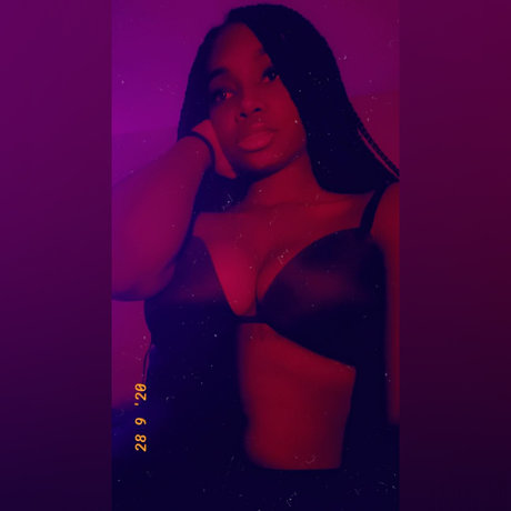 Naakte gelekte OnlyFans-foto van Omnisexual Babe