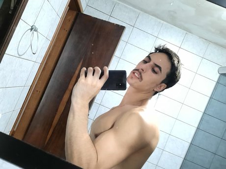 Naakte gelekte OnlyFans-foto van Maurcio