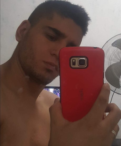 Naakte gelekte OnlyFans-foto van Mauricapital