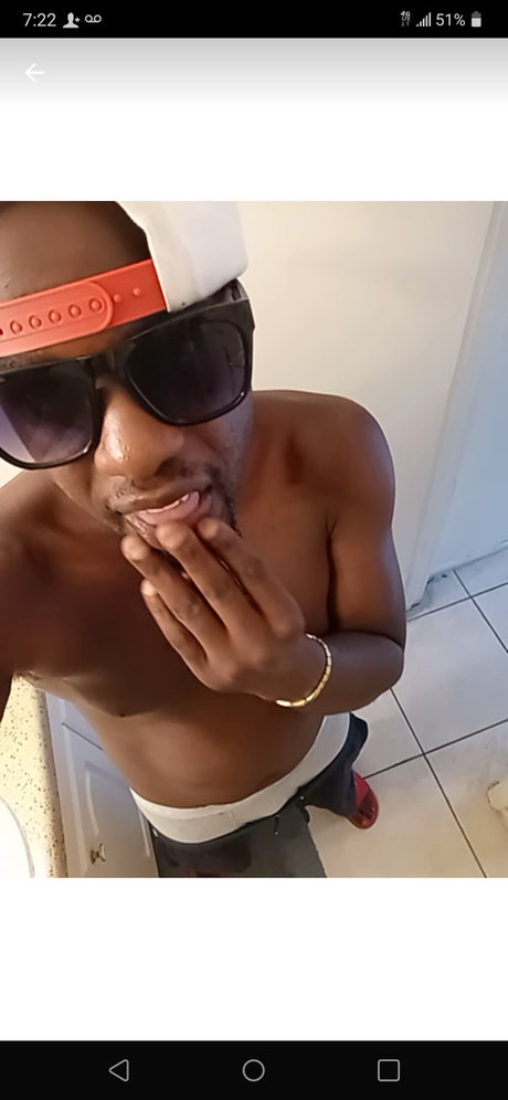 Naakte gelekte OnlyFans-foto van Anthonii813