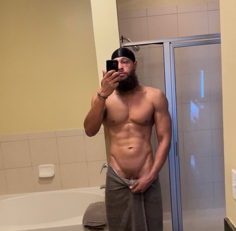 Naakte gelekte OnlyFans-foto van Beardgod360