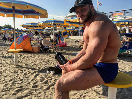 Naakte gelekte OnlyFans-foto van Musclebeast
