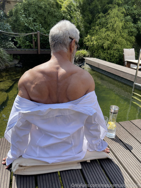 Naakte gelekte OnlyFans-foto van Maturemuscledaddy