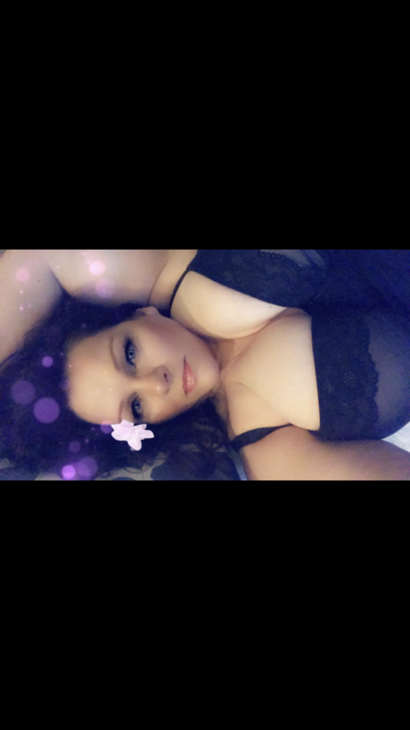 Naakte gelekte OnlyFans-foto van Mature Curvy Babe