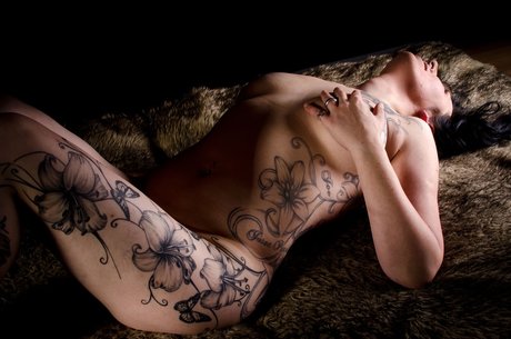 Naakte gelekte OnlyFans-foto van Mature Bittersweet Kiss Sunny
