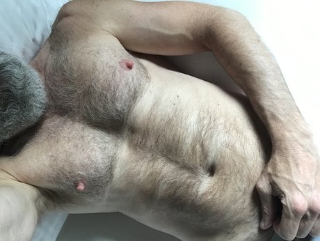 Naakte gelekte OnlyFans-foto van Maturehairy