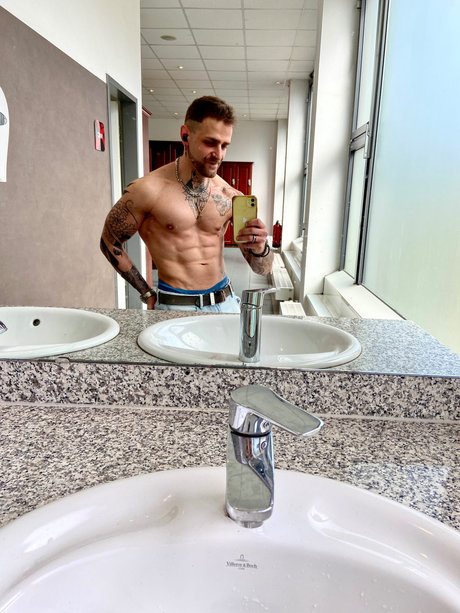 Naakte gelekte OnlyFans-foto van Mattiasara