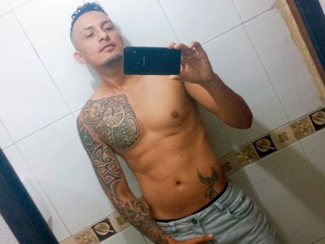 Naakte gelekte OnlyFans-foto van Matias Guayaco