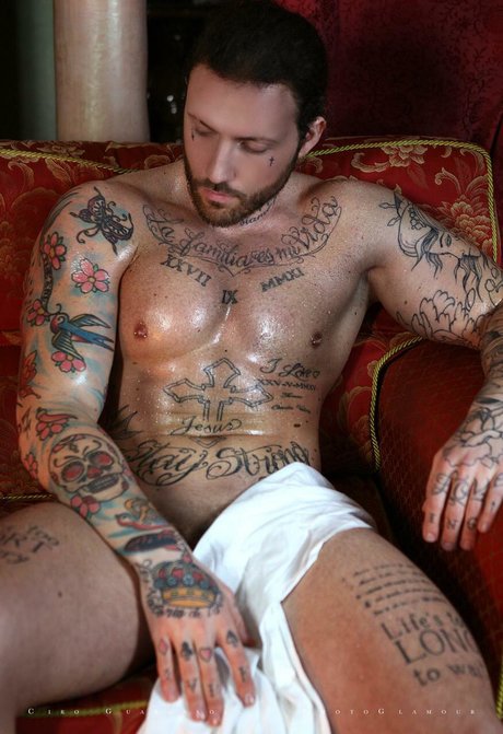 Naakte gelekte OnlyFans-foto van Master Viking