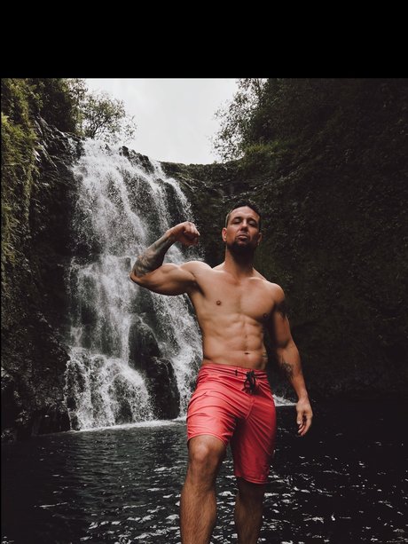 Naakte gelekte OnlyFans-foto van Mastermind Visuals