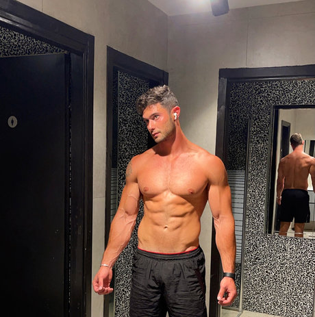 Naakte gelekte OnlyFans-foto van Master Apex