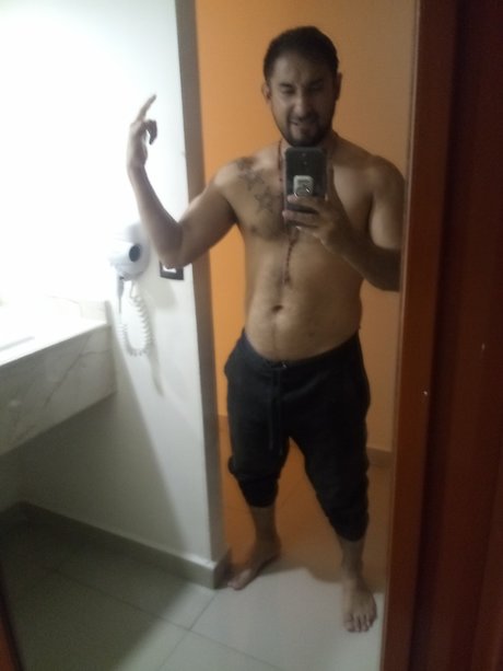 Naakte gelekte OnlyFans-foto van Juan Massaro