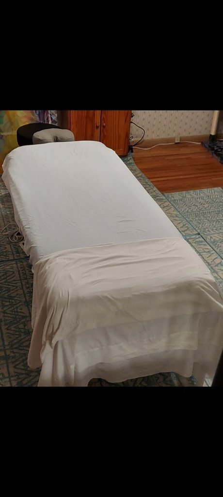 Naakte gelekte OnlyFans-foto van Massage Her Often